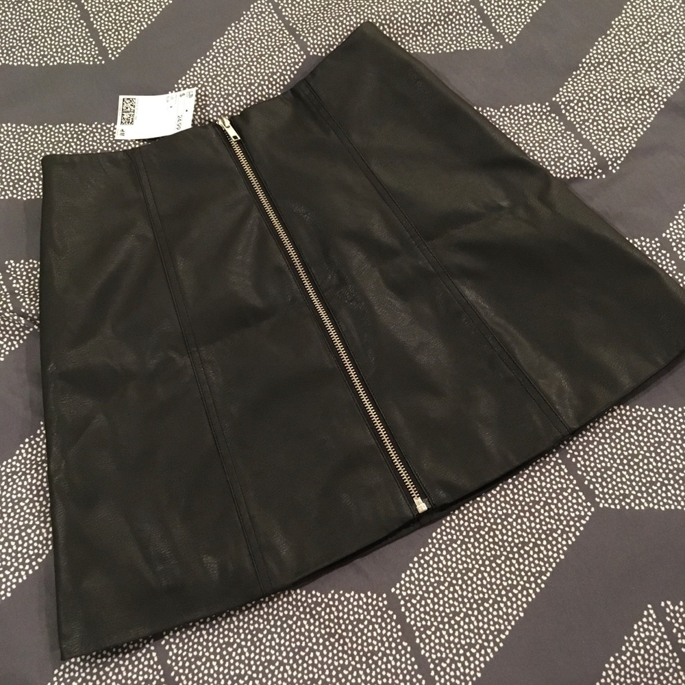 🆕 NWT H&M Faux leather black skirt